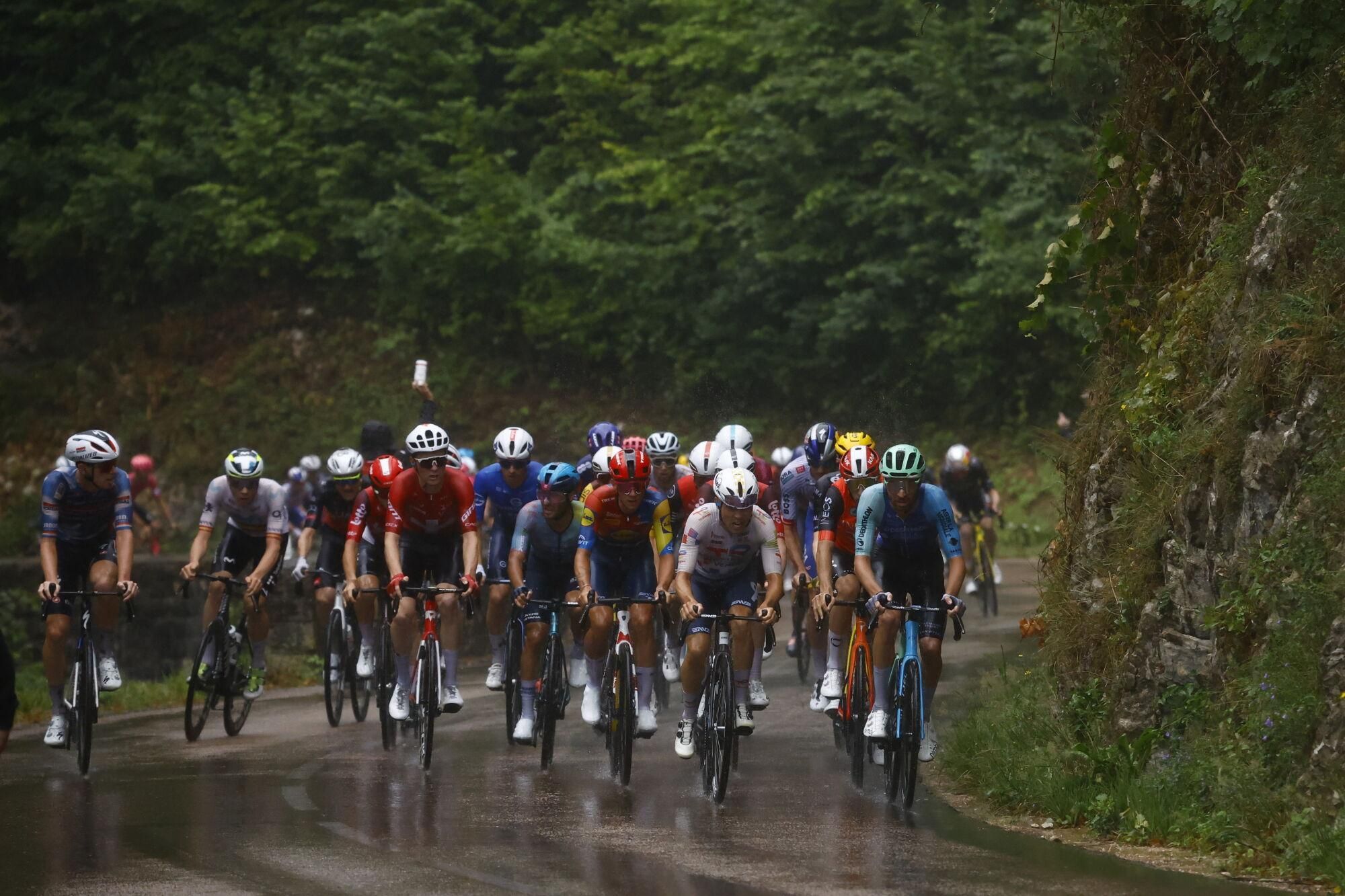 (France), 26/07/2025.- The pack in action during the 20th stage of the Tour de France cycling race over 184.2km from Nantua to Pontarlier, France, 26 July 2025. (Ciclismo, Francia) EFE/EPA/MARTIN DIVISEK