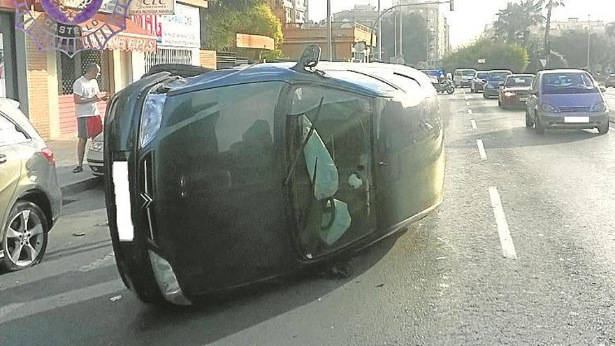 un coche se sale de la vía y vuelca en castellón