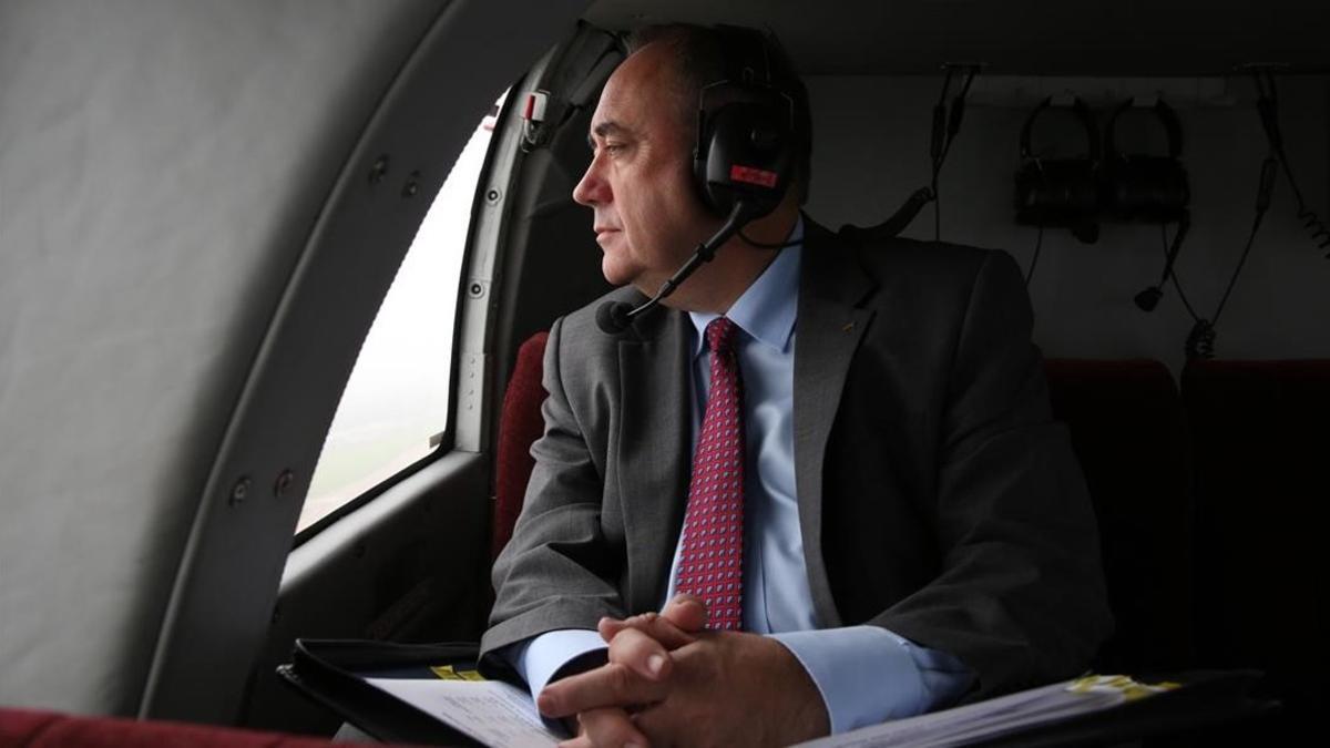 Alex Salmond, durante un vuelo de Aberdeen a Edimburgo, el 16 de septiembre del 2014.