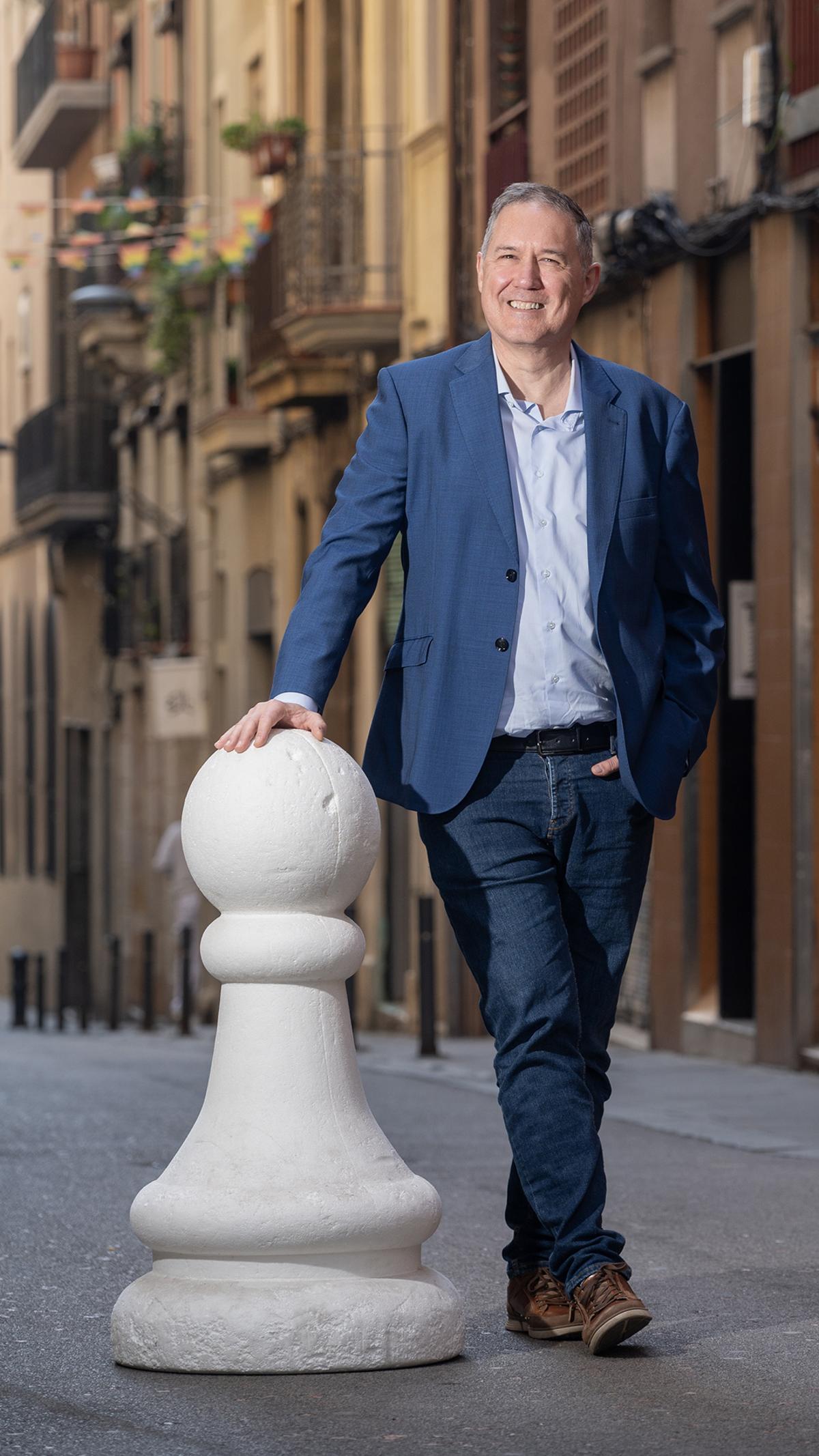 Barcelona 25.03.2026 Entender Más Miguel Illescas fotografiado en su escuela de ajedrez en el barrio de Gràcia.