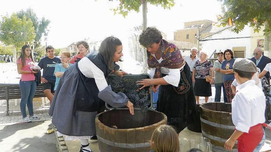 La alcaldesa y la concejala de Cultura, en las fiestas de la vendimia del pasado año.