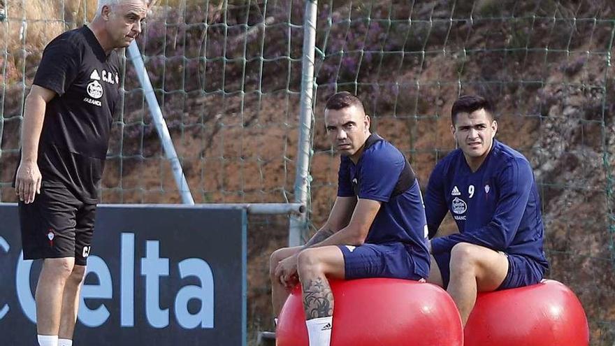 Aspas y Maxi, en un entrenamiento anterior en A Madroa, junto al preparador físico Claudio Kenny. // Marta G.Brea