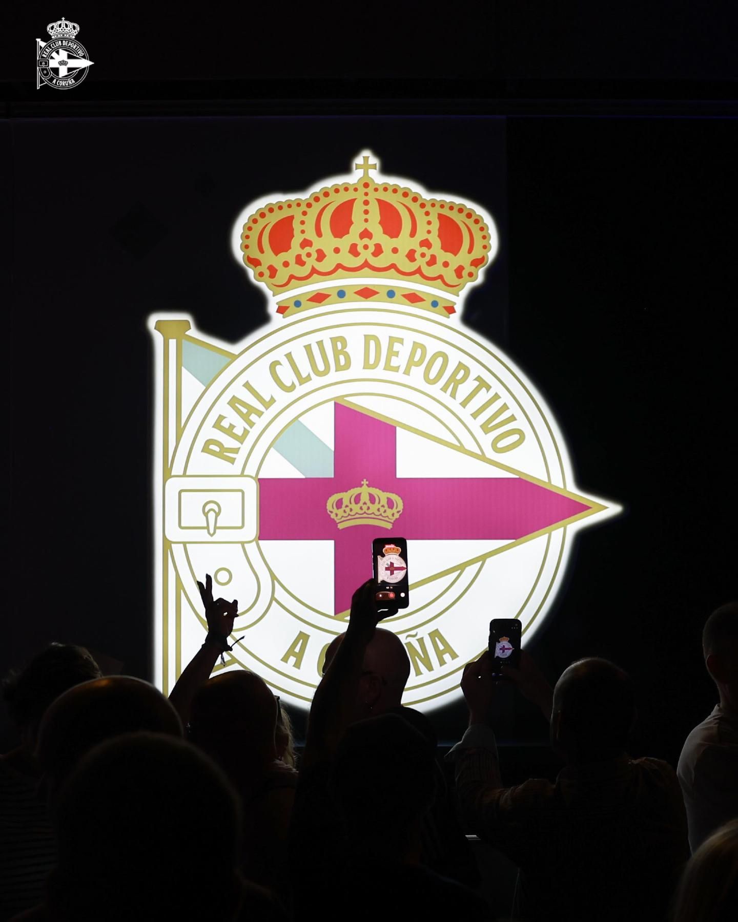 Nuevo escudo desvelado esta madrugada por el Deportivo en los arcados de Riazor.