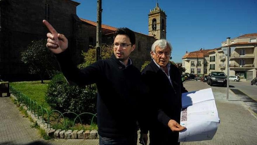 En primer término, el concejal de Obras, José Ramón Abal. // I.A.