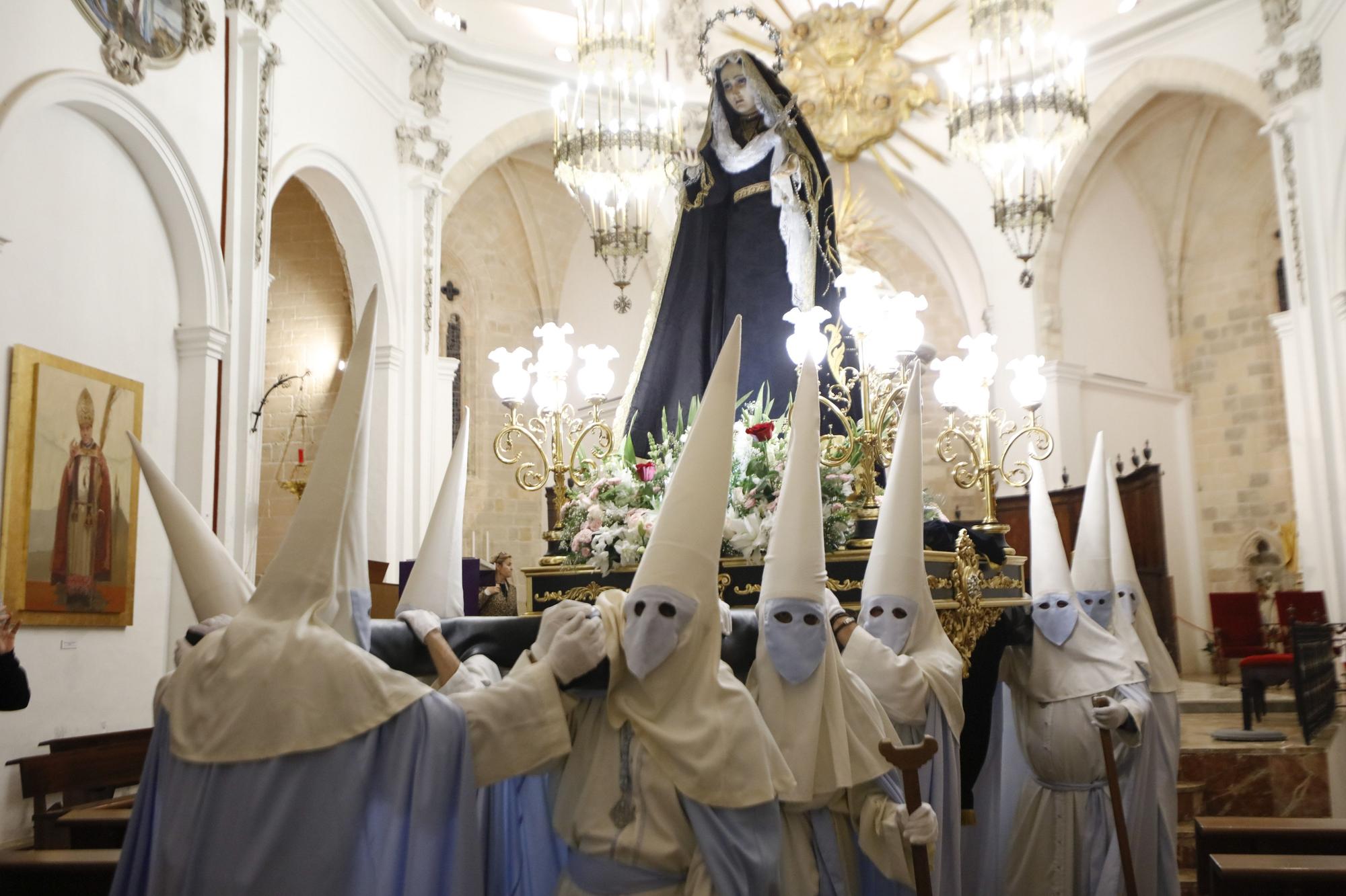 Mira aquí todas las fotos de la procesión del Viernes de Dolores en Ibiza