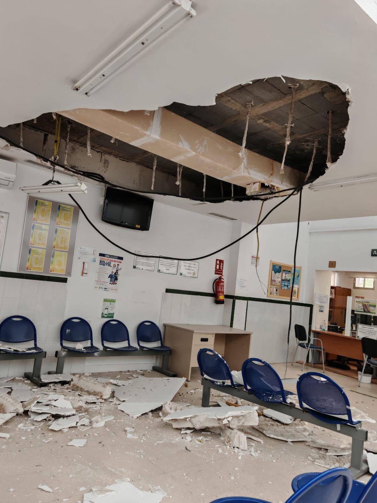 Techo caído en la sala de espera
