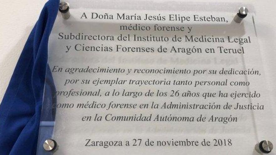 Una placa recuerda a la forense María Jesús Elipe en el IMLA de Teruel