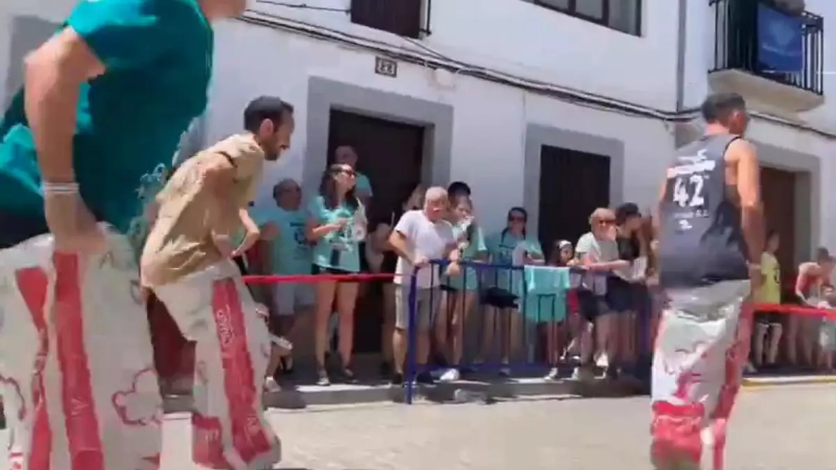 Carrera de sacos en las Olimpiadas Rurales de Los Pedroches