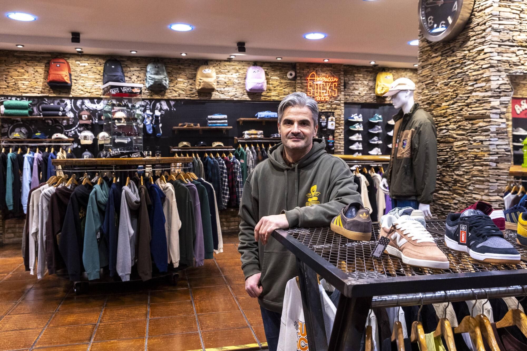 EN IMÁGENES: El  tiempo gélido anima las rebajas en Oviedo