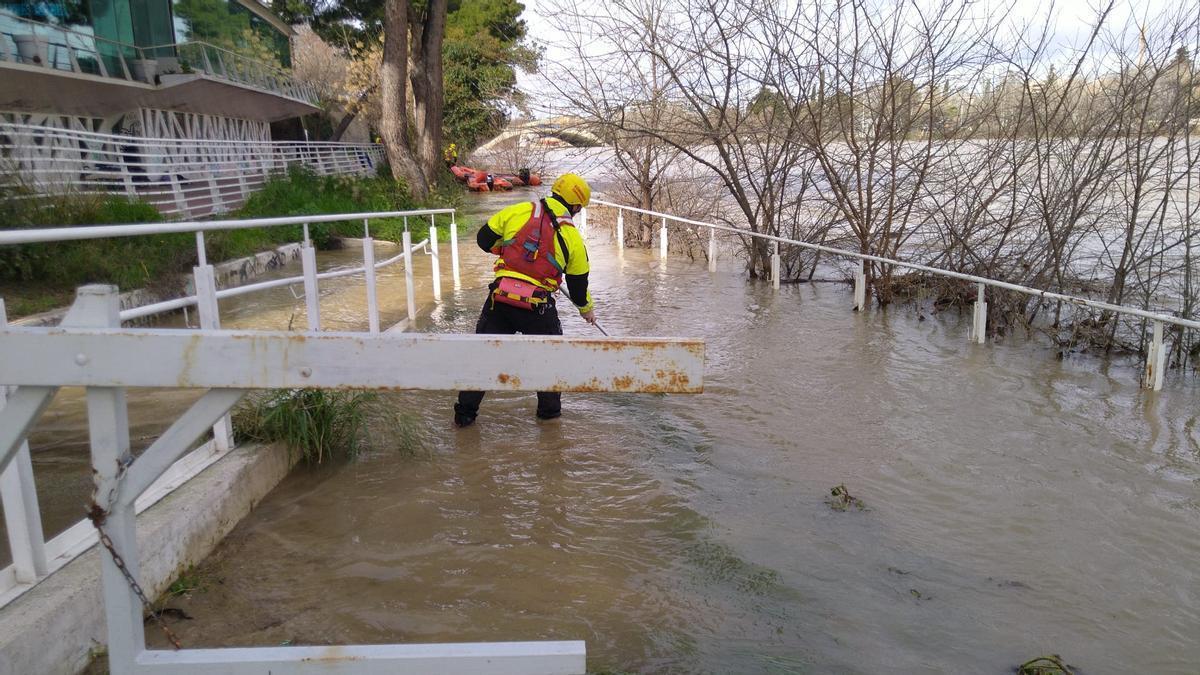 Los Bomberos de Zaragoza se suman a la búsqueda del joven desaparecido junto al Ebro