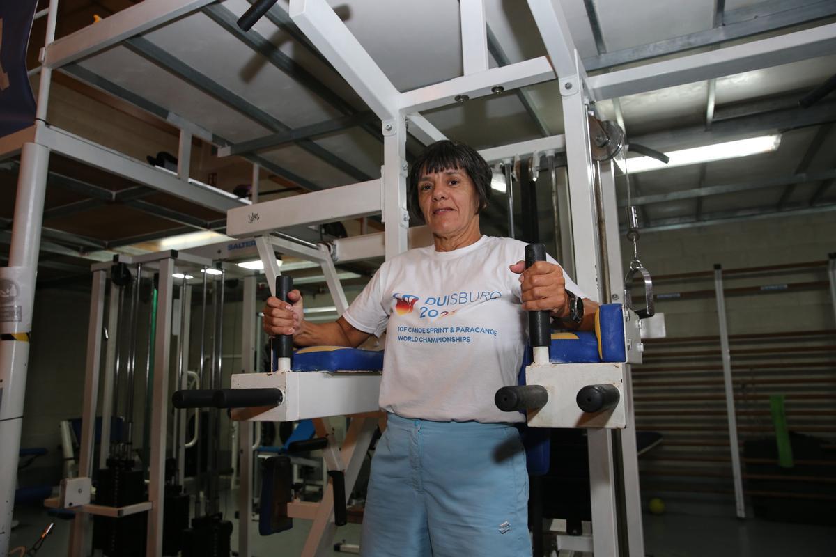 Araceli Menduíña, ayer en una de las máquinas de entrenamiento del Club de Mar Ría de Aldán-Gandón