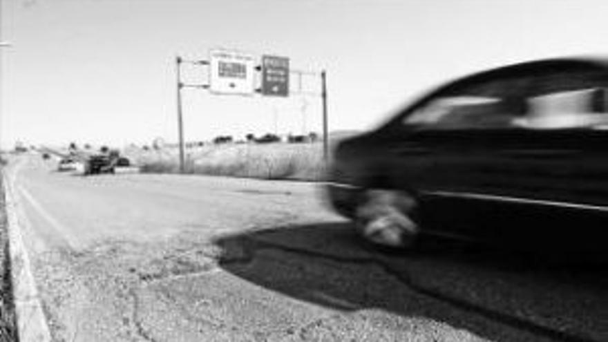 Los baches de la carretera de Campomayor provocan las quejas de los conductores