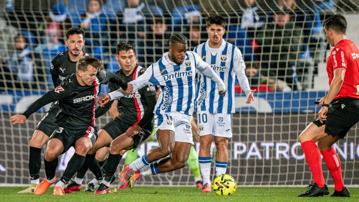 Un momento del partido Leganés-Sporting.