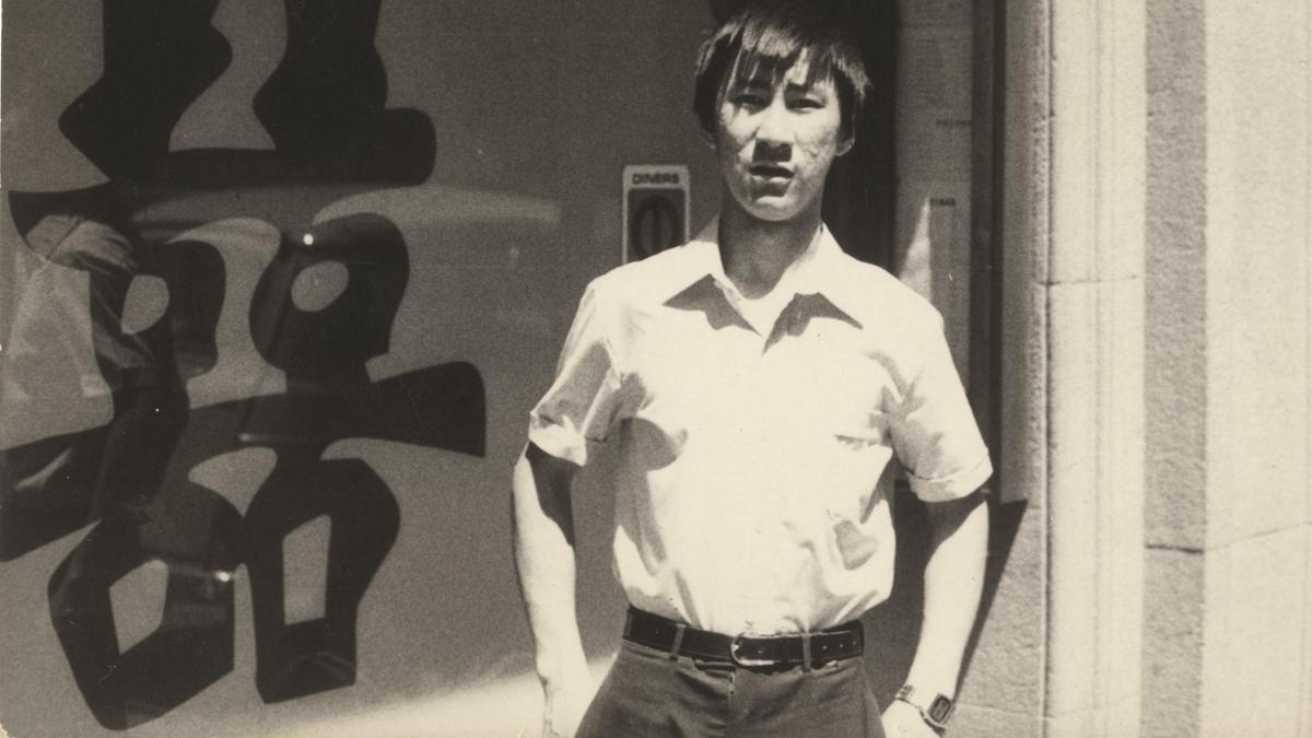 José María Kao, en la entrada del restaurante Shanghai, en los años 70.