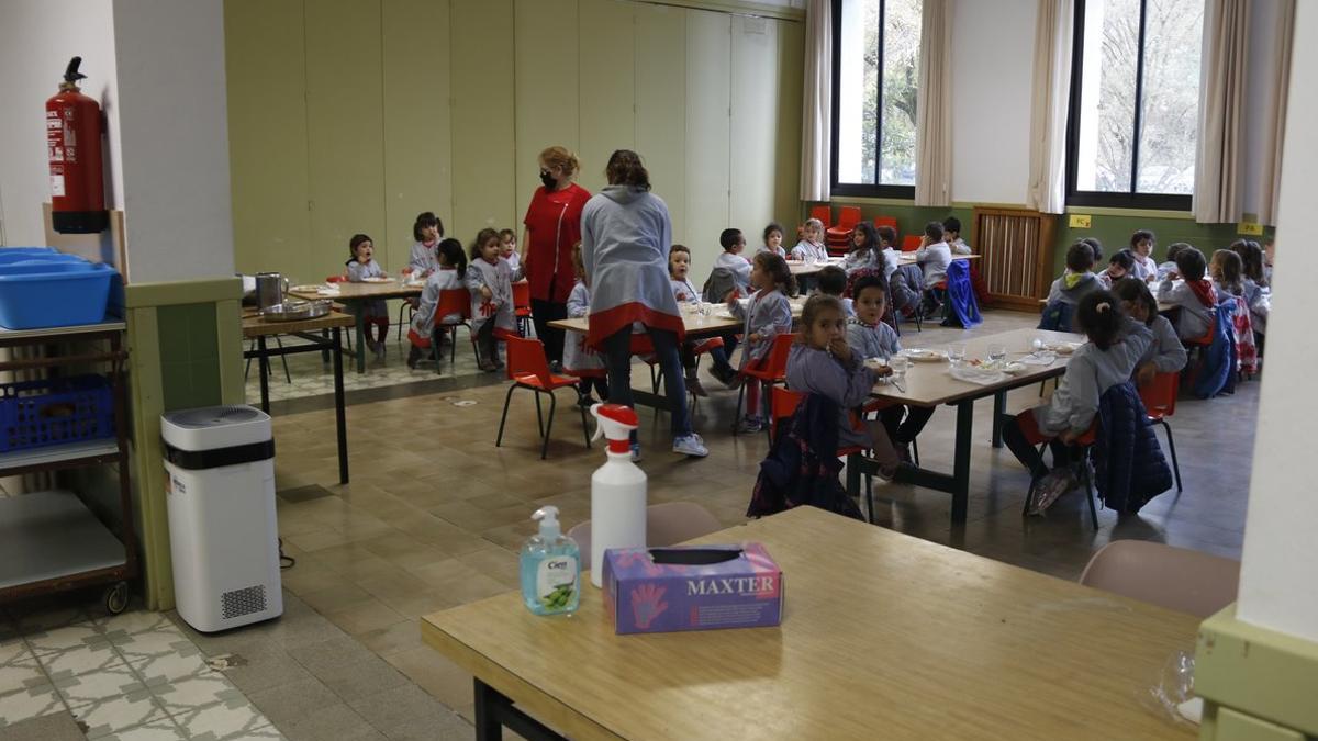 El purificador de aire, instalado en el comedor de los Salesianos de Ripoll.