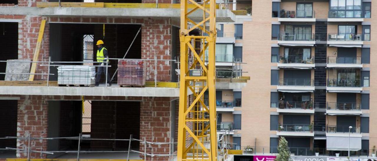 Un edificio en construcción en la Playa de San Juan.