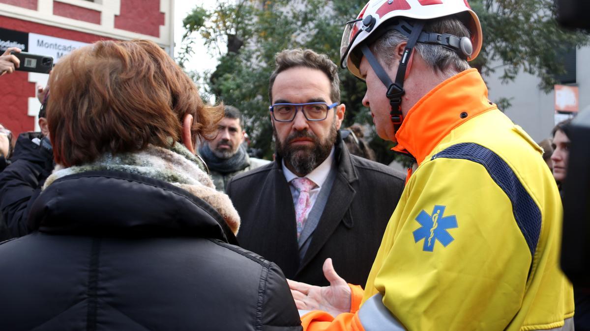 El conseller de Territori, Juli Fernàndez, parlant amb els equips d'emergències