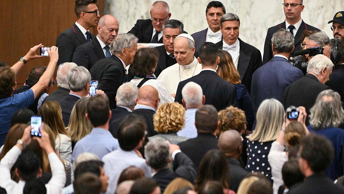 El papa León XIV se reúne con los periodistas en El Vaticano