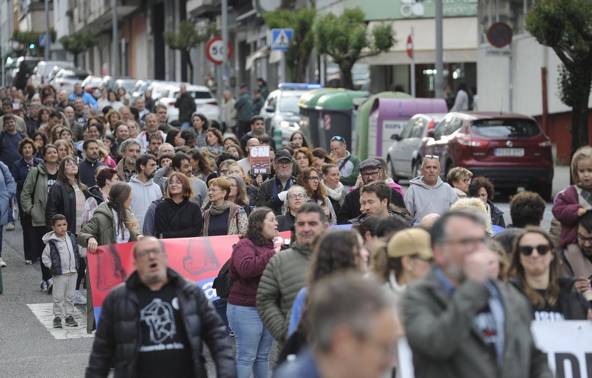 Centares de manifestantes recorren las calles de A Estrada.