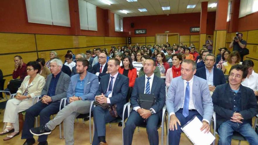 Asistentes al acto de inauguración del curso en el IES Concejo de Tineo.