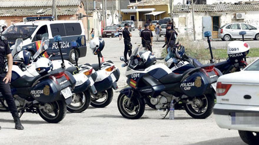 Policías durante una operación en Son Banya, donde fueron arrestados los acusados.