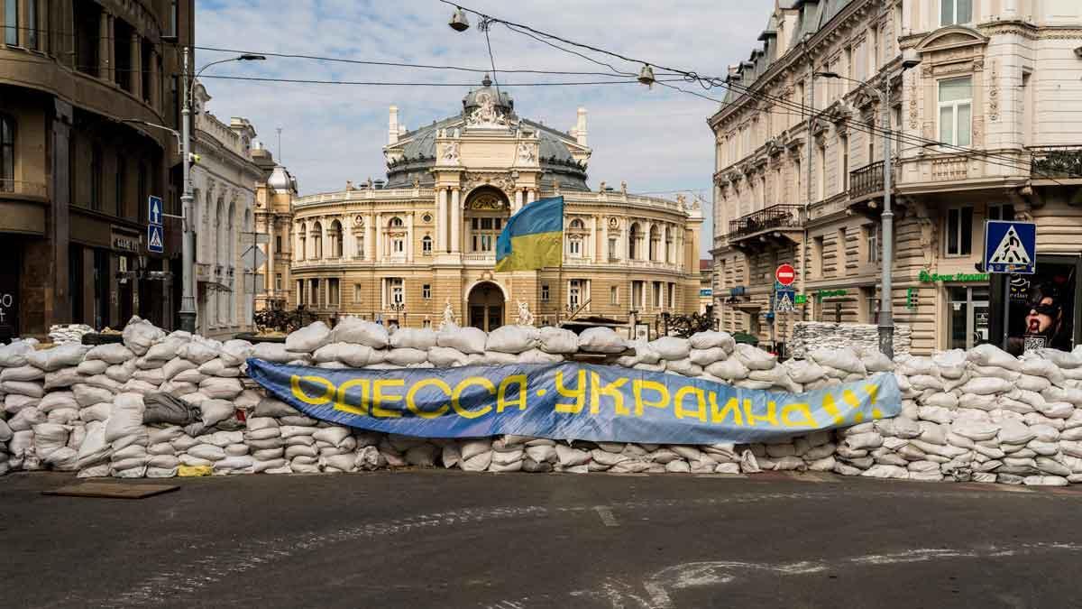 Guerra en Ucrania: el centro de Odesa, lleno de trincheras