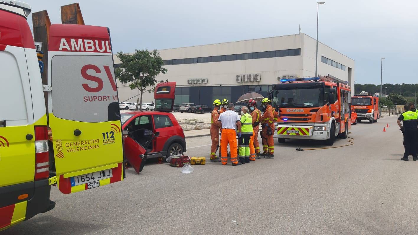 Accidente entre un coche y un camión en un polígono industrial de Ontinyent