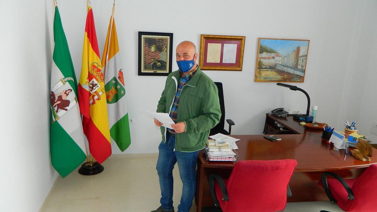 Antonio Ruiz, en su despacho de la Alcaldía de Rute.