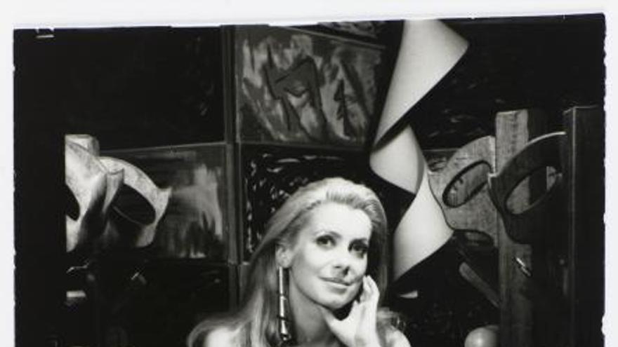 2 Doble imatge de Catherine Deneuve amb arracades dissenyades per Man Ray. F  | MAN RAY TRUST  