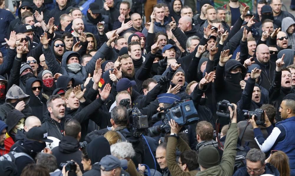 Un grupo de ultras de extrema derecha han tratado de sabotear una concentración pacífica en recuerdo a las víctimas de los atentados en la Plaza de la Bolsa de Bruselas.