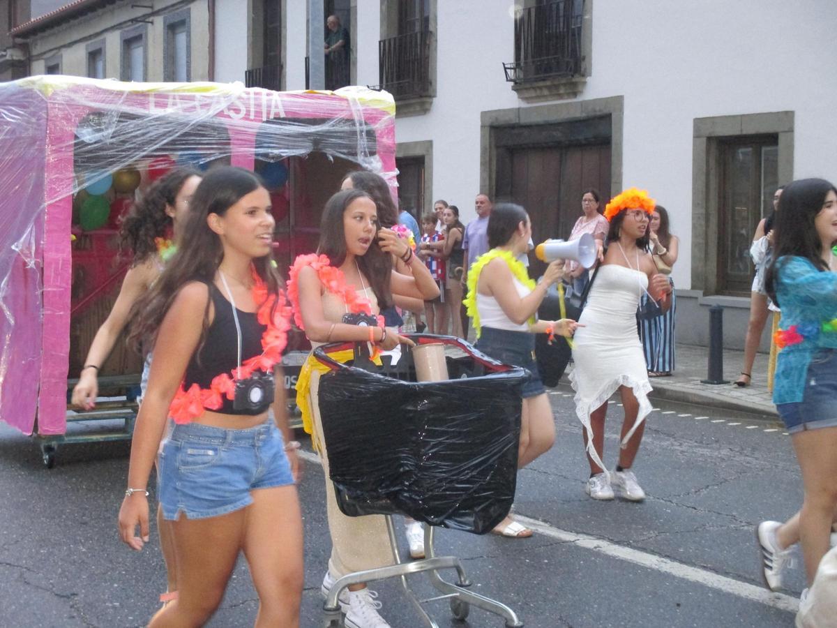 GALERÍA | Camarzana de Tera se despide de sus fiestas con el Desfile de Carrozas GALERÍA | Camarzana de Tera se despide de sus fiestas con el Desfile de Carrozas