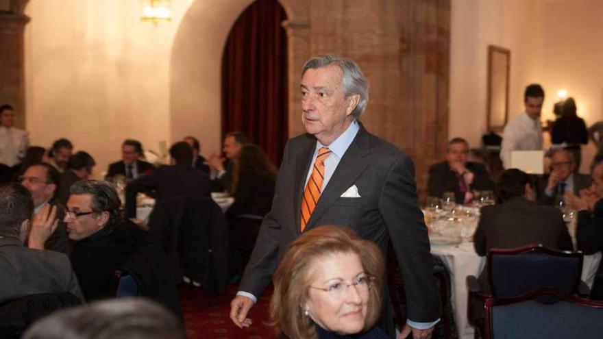 Jorge Dezcallar camina hacia el escenario para pronunciar la conferencia que impartió en el hotel de la Reconquista de Oviedo.