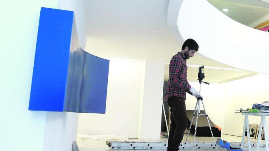 Jorge Flórez, durante el montaje de la exposición en la galería Guillermina Caicoya.