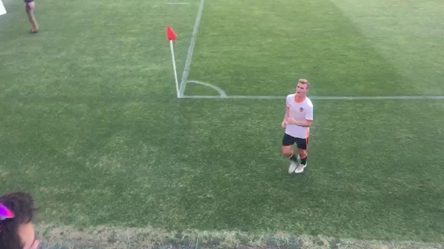 El Valencia Mestalla celebra la victoria con sus aficionados