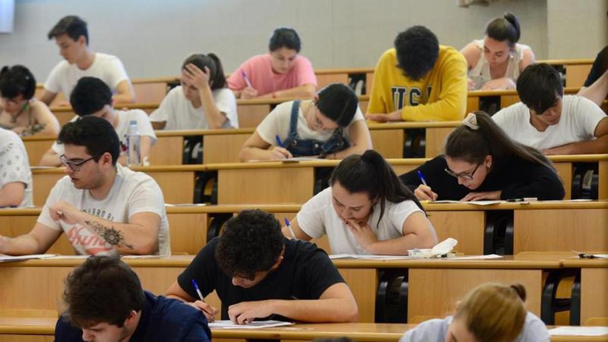 Alumnos, realizando las pruebas selectivas en el campus de Pontevedra.