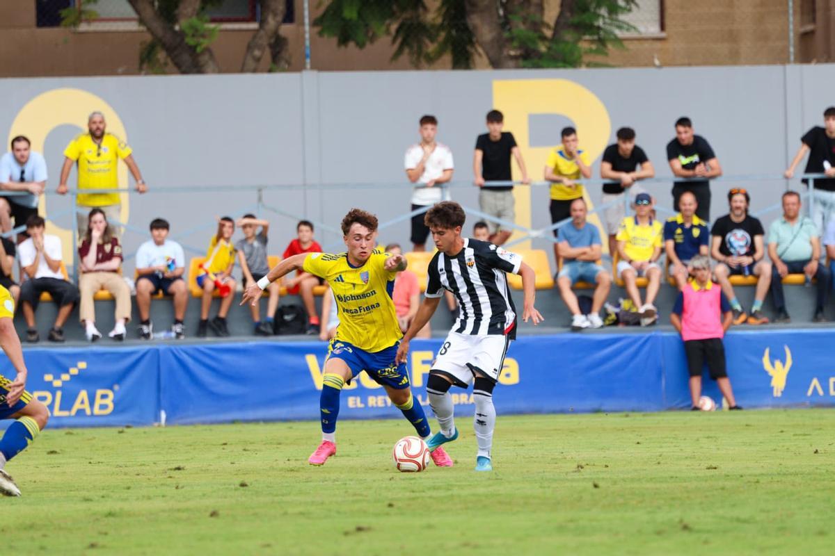 Óscar Domingo salió al campo al filo del descanso por la lesión de Michal Willmann.