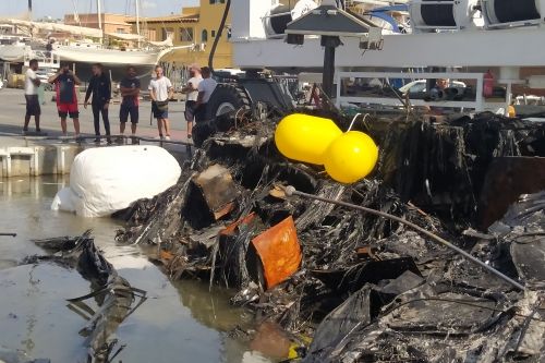 Reflotan el catamarán incendiado en el puerto de Palma