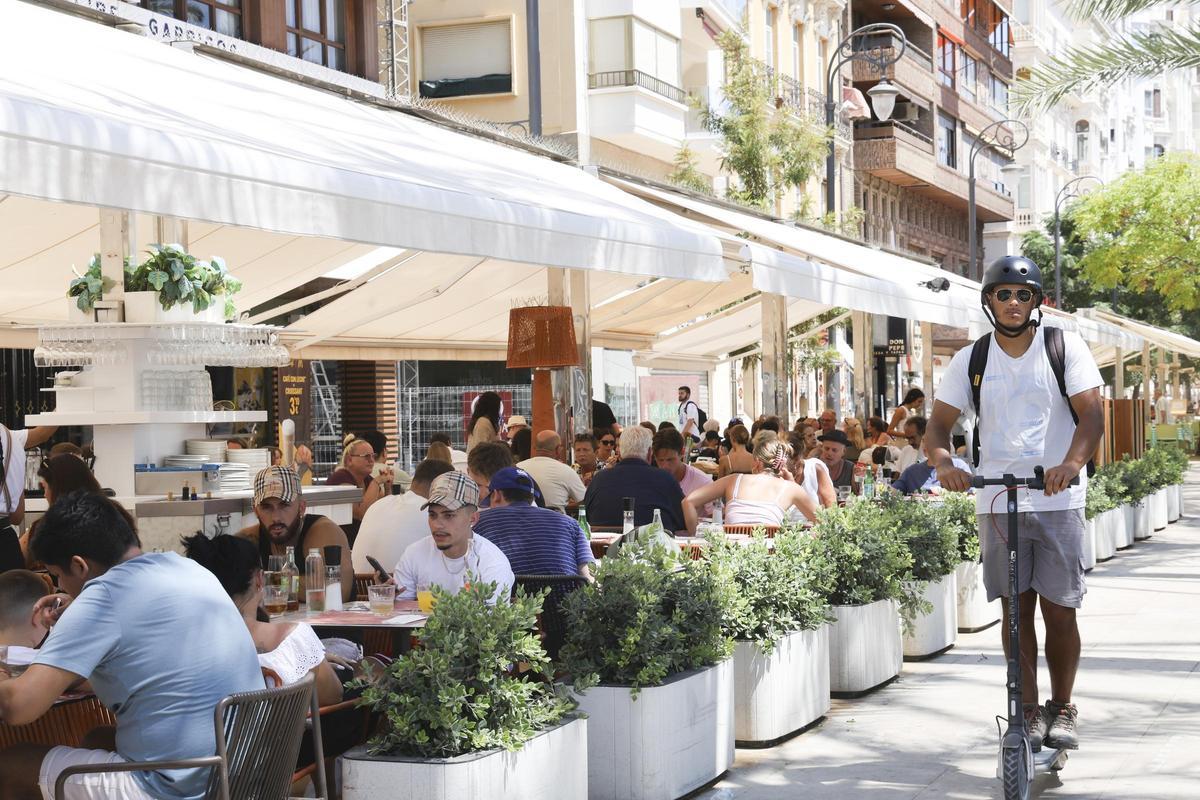 Una terraza de un bar de Alicante repleta de clientes.