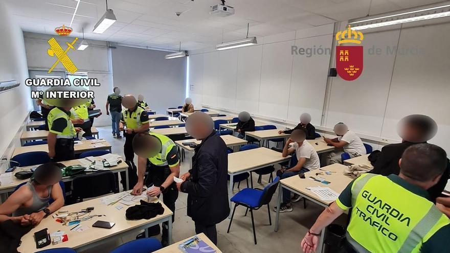 Desmantelan en la Región de Murcia a un grupo que conseguía ilícitamente certificados para conducir camiones y autobuses