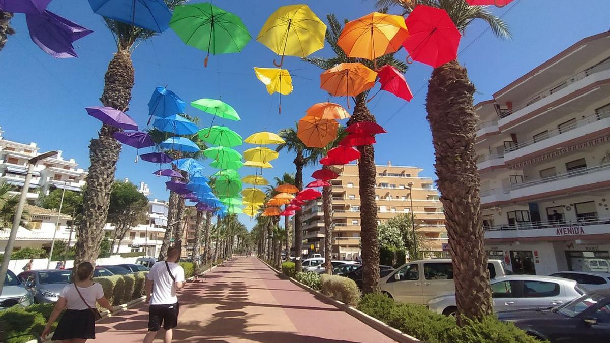 Los paraguas con los
colores LGTBI en la
playa de Tavernes. Àlex Oltra