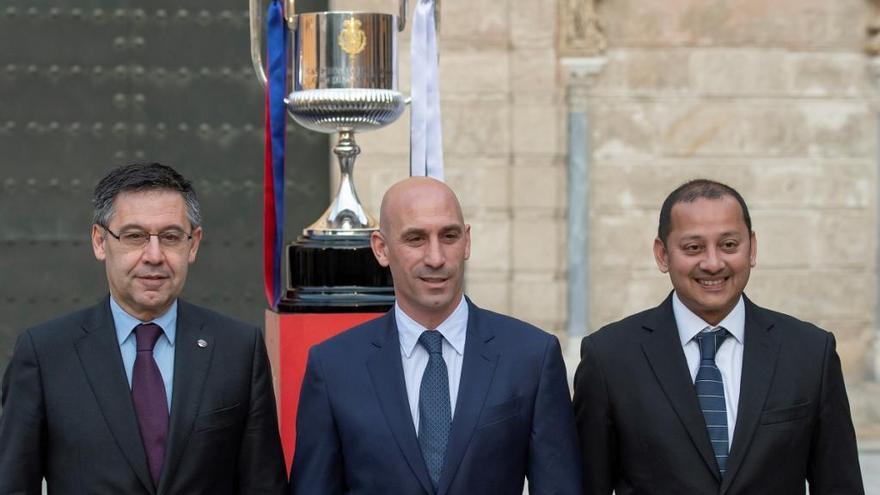 Josep María Bartomeu, Luis Rubiales, presidente de la RFEF, y Anil Murthy.