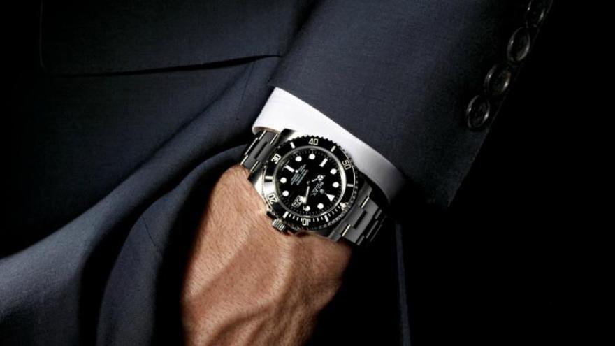 El reloj en la muñeca de James Bond marcando, cómo no, la «hora feliz».