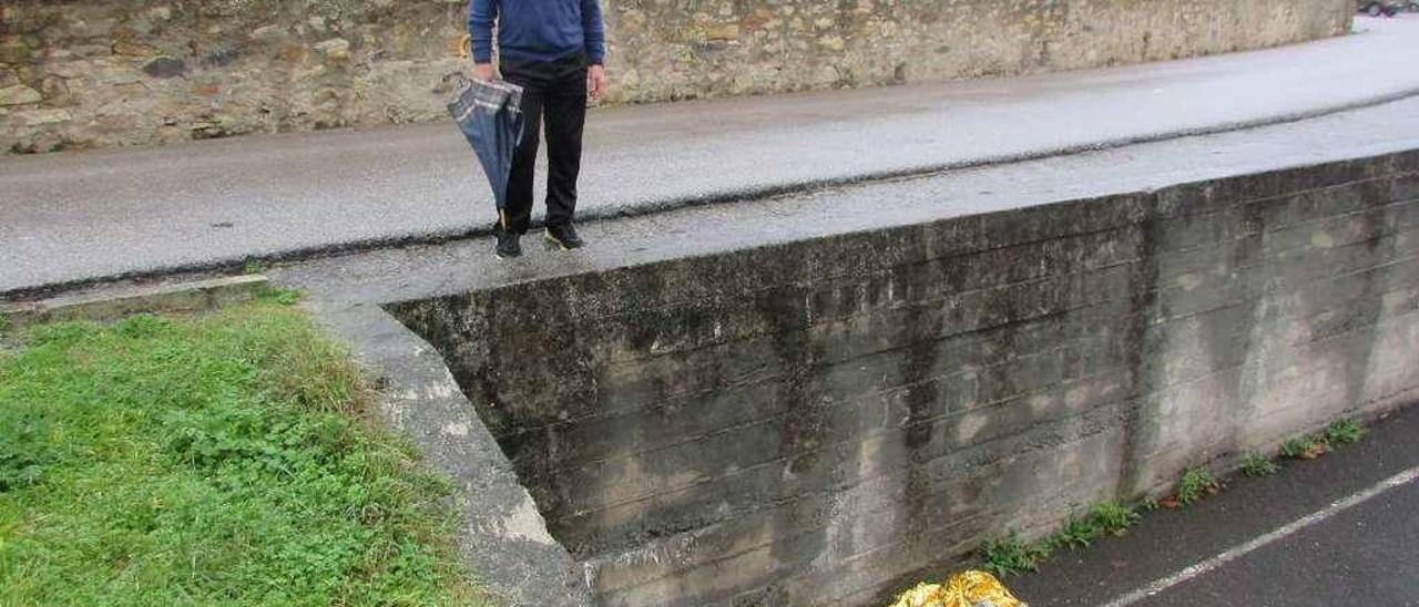 El lastrín Ángel Moro, en el lugar desde donde cayó Severino Canteli, al día siguiente del accidente y antes de que la zona fuera vallada por el Ayuntamiento de Colunga.