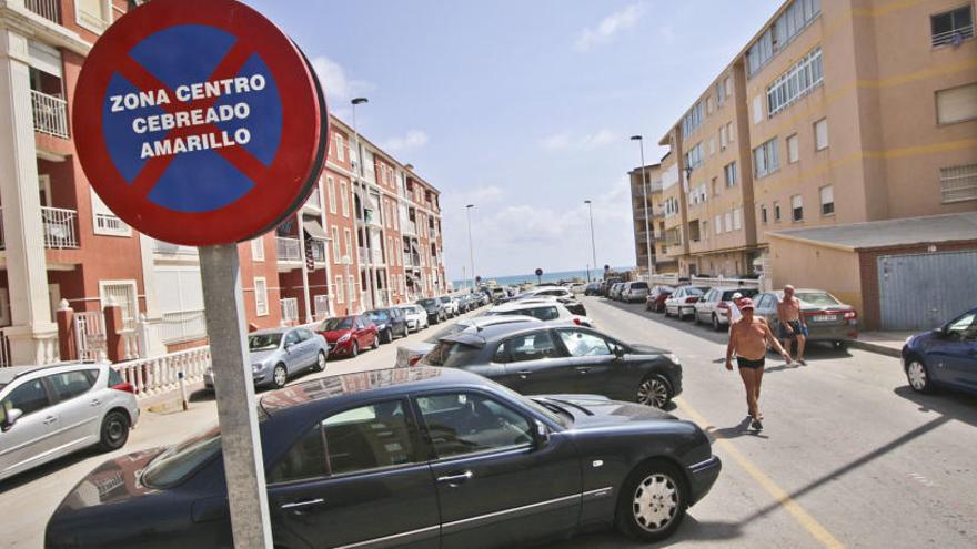 Imagen de los vehículos aparcados sobre el canal salinero en La Mata, pese a la prohibición de estacionamiento