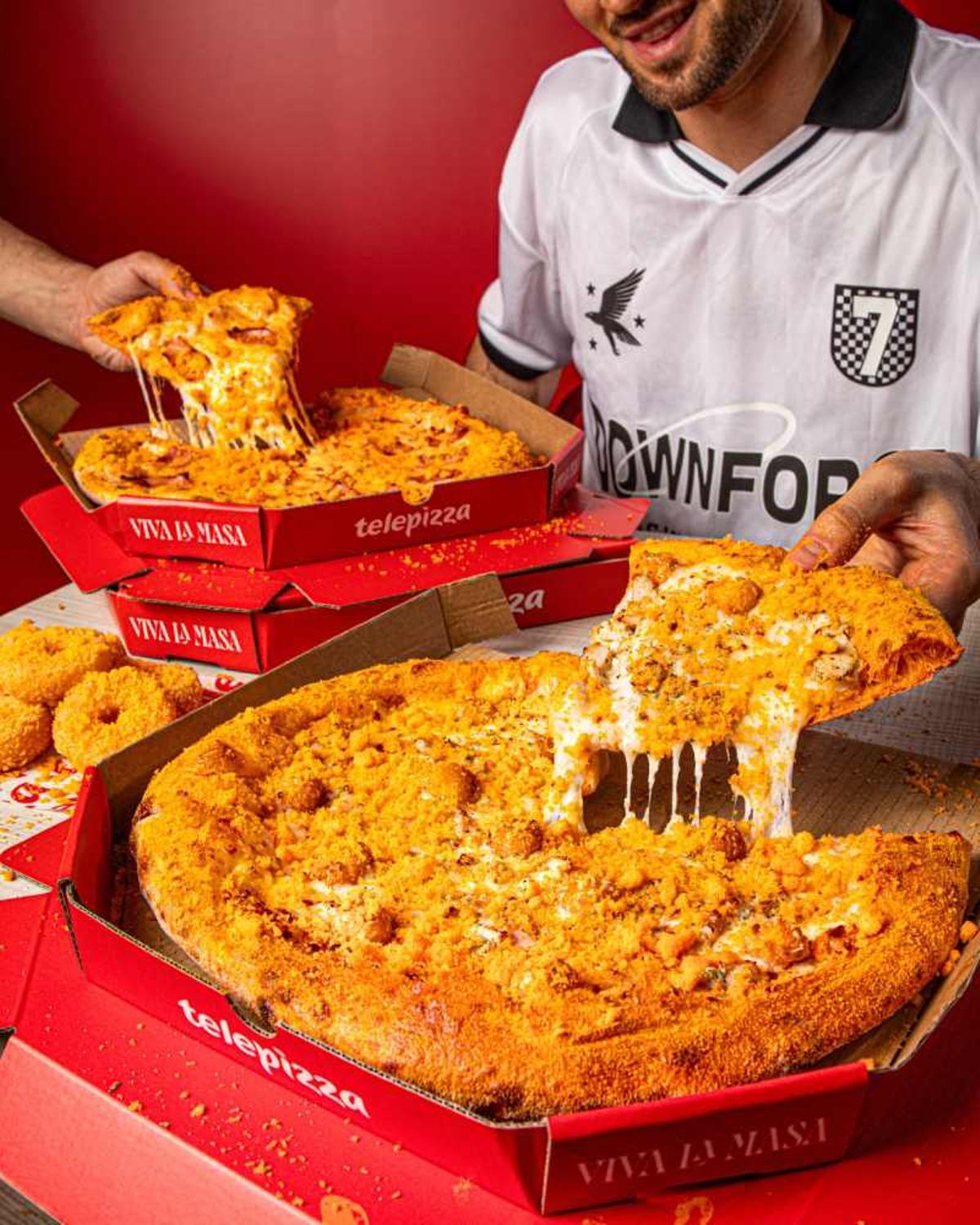 Telepizza x Cheetos, la unión que va a convertir tus dedos en naranjas... Un precio que estamos dispuestas a pagar