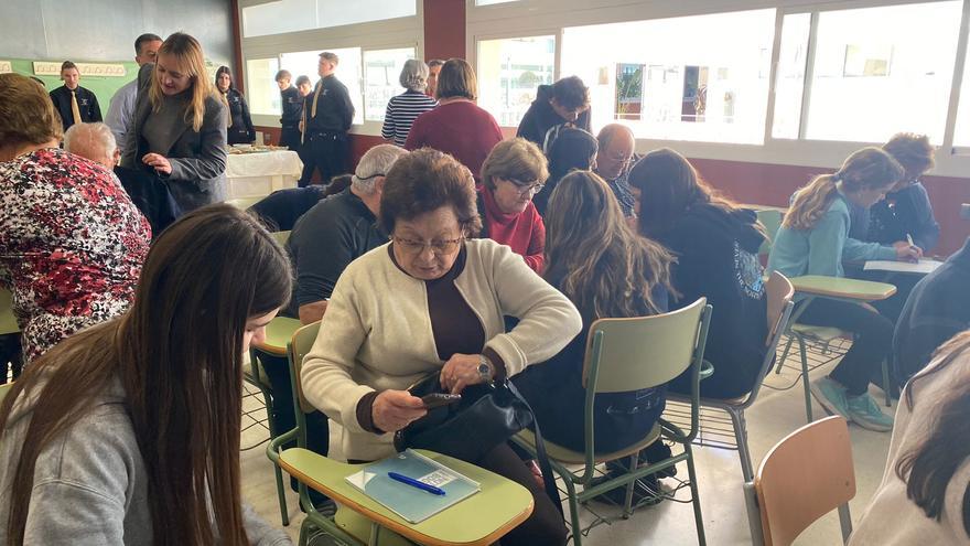 Taller para acercar a jóvenes y mayores de Ibiza con la excusa de aprender a usar el móvil