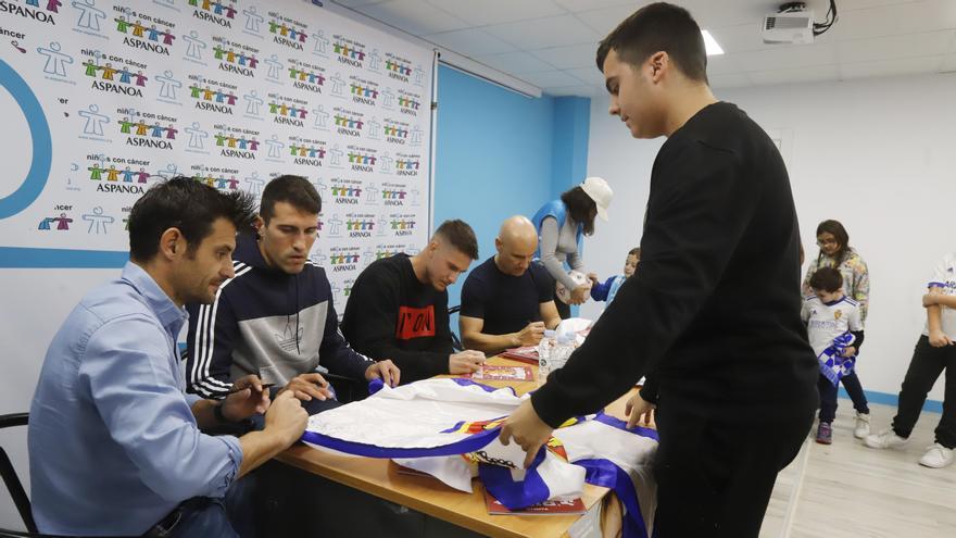 Javier Paredes, Alberto Zapater, Carlos Vigaray y Jose María Movilla firmando este sábado a los niños de Aspanoa