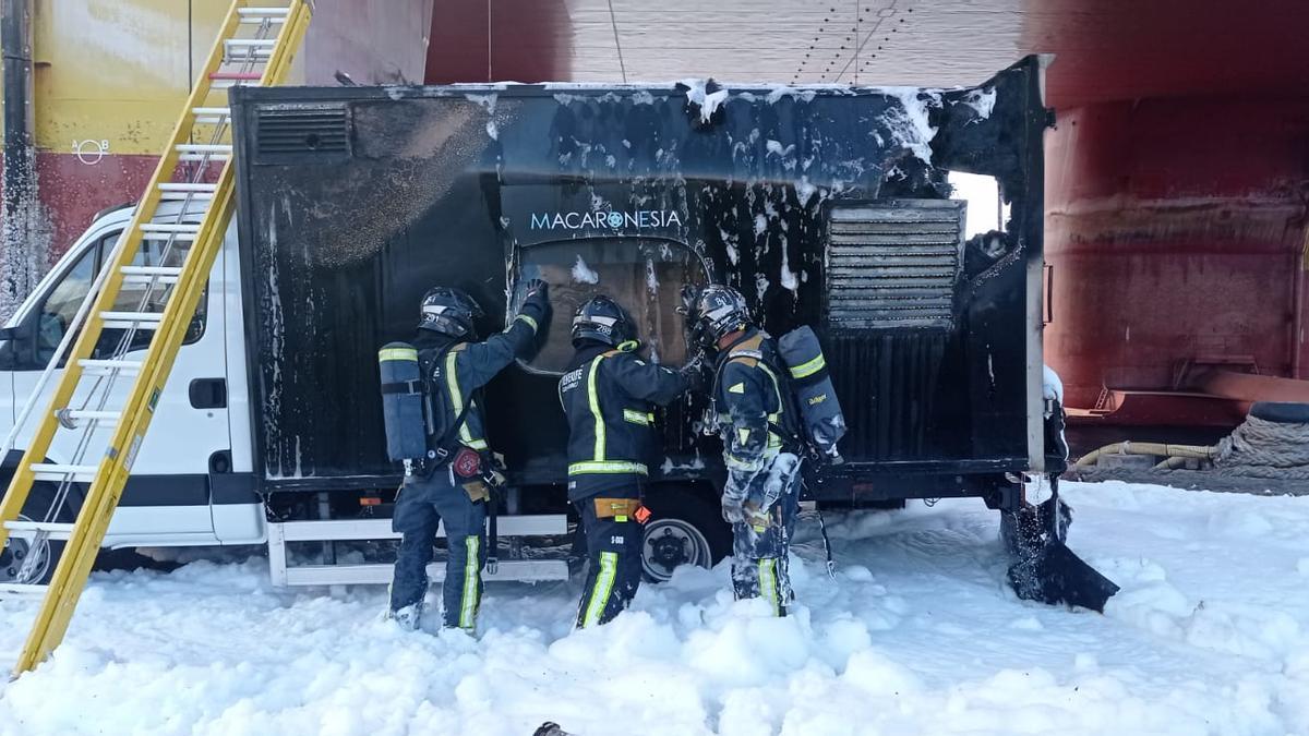 Incendio de un generador en el interior de un camión en el muelle de Santa Cruz de Tenerife