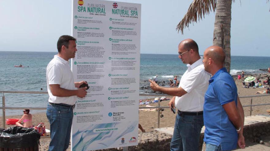 Oswaldo Betancort (izq.) y Toni Callero (centro) en Playa Bastián.