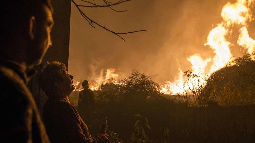 Vecinos observan las llamas en el incendio de Carballeda de Avia. // Brais Lorenzo
